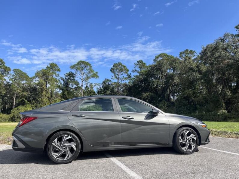 Hyundai Elantra HEV es una excelente opción híbrido antes de un sedán totalmente eléctrico